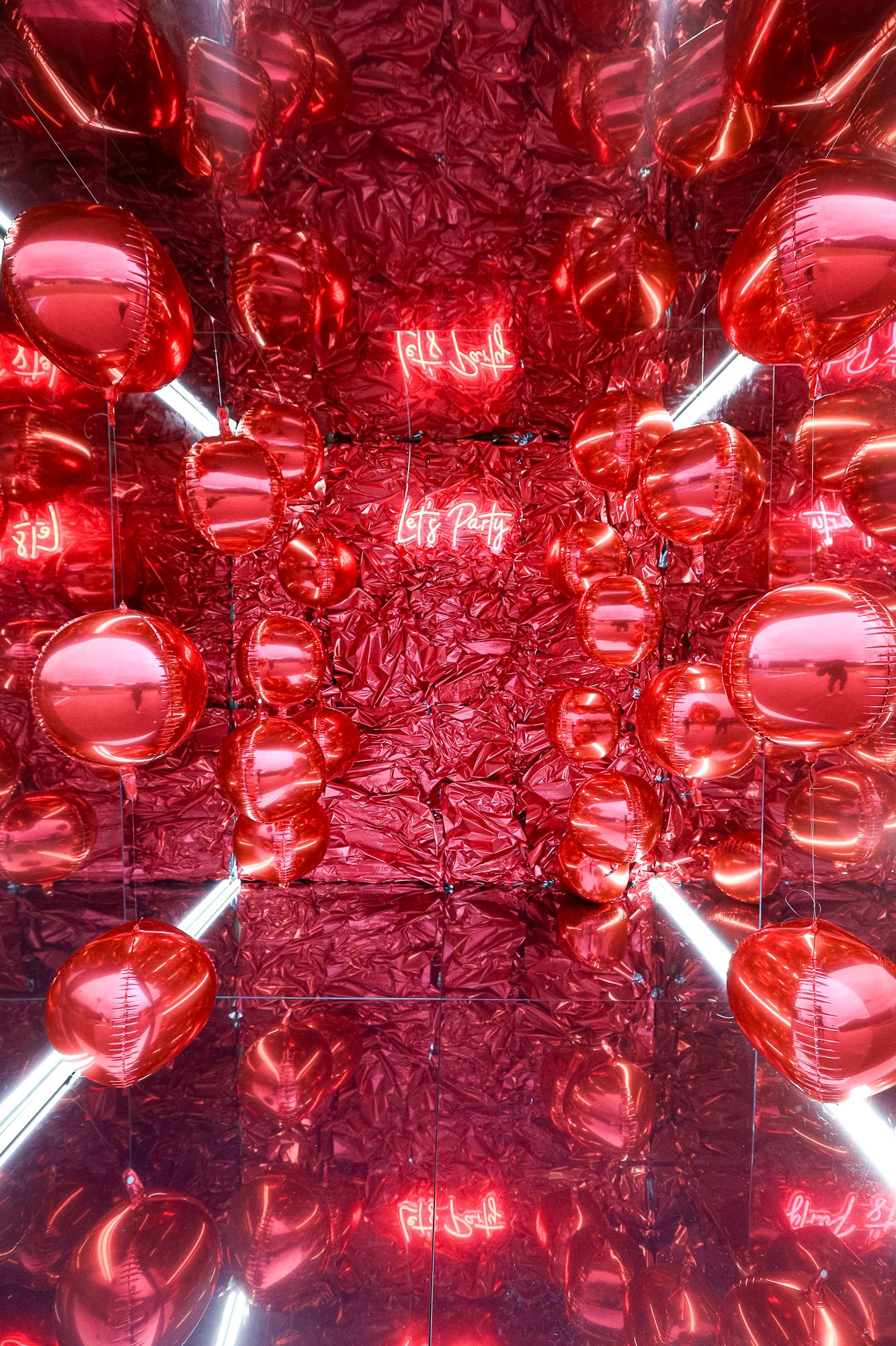 Habitación espejada con globos rojos